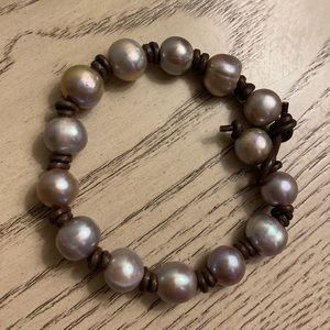 Freshwater pearl bracelet with leather